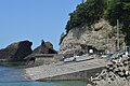 宇川ゴジラ岩（左）