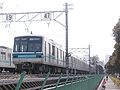 東京地下鉄移行直前の第10編成（現在は廃車） 前面左側窓上部の黒い部分に東京地下鉄マークが隠されている。 （2004年3月 深川車両基地敷地外にて撮影）