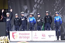 photo de l'équipe de 7 cyclistes alignée sur un podium à Liège