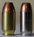 Un .50 GI (sinistra) e un .45 ACP (destra), per pistola semiautomatica, rispettivamente ribassato e non flangiato