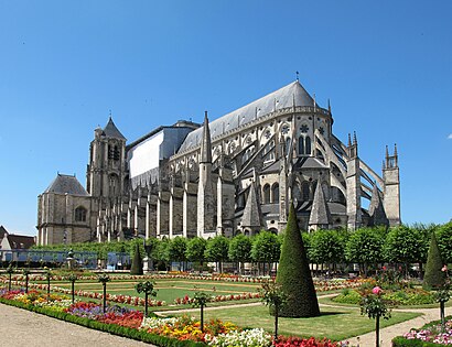 Catedral de Bourges com arcobotantes (1195-1230)