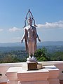 Hügellandschaft in Chaiyaphum mit Buddha-Statue