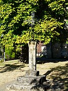 Croix devant l'église.