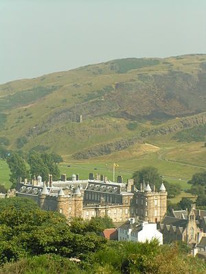 Holyrood med Arthur's Seat i bakgrunden.