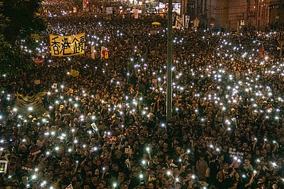 La manifestation continue après le coucher du soleil à Wan-Chai, près du chemin Johnston