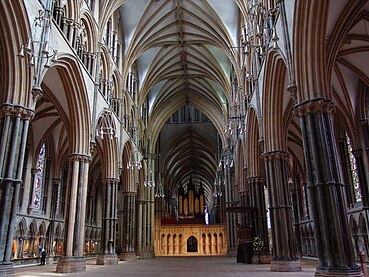 A Catedral de Lincoln, Inglaterra, tem três estágios: a arcada, uma galeria e o clerestório, unidos por eixos verticais.