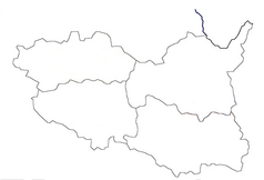 Mapa konturowa kraju pardubickiego, po lewej nieco u góry znajduje się ikonka zamku z wieżą z opisem „Zamek w Pardubicach”