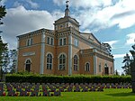 Rautalampi kyrka med krigskyrkogården.