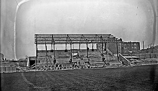 Agrandissement du stade du Red Star et construction de la nouvelle tribune d'honneur sur le côté ouest du stade de Paris à Saint-Ouen le 17 octobre 1922, appelée aujourd'hui tribune « Rino Della Negra ».