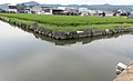 下庄地区内の水路の左右は長年に渡り、住民の手で改修が繰り返されてきた痕跡がうかがえる。[続き 28] （2020年10月12日撮影）