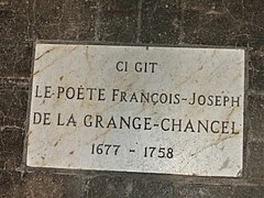 Plaque funéraire à l'entrée de la nef.