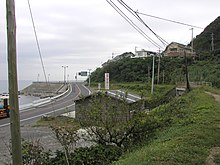 列車撮影適所跡 幸崎を出て初めて海岸線に出る。現在はこの付近も遊歩道として整備が進み、各所で舗装が始まっている。