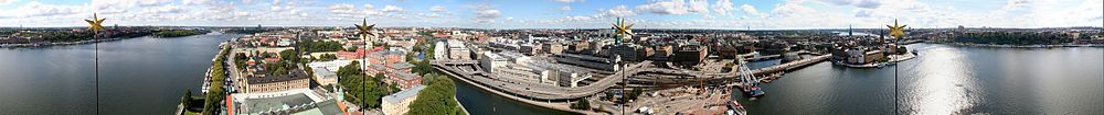 360-grada panoramo de la centraj urbokvartaloj vidata de la urbodoma turo. De maldekstre dekstren: Riddarfjärden kun Södermalm en fono, Kungsholmen, Klara sjö, Norrmalm kun centra stacio en antaŭo, Strömmen, Riddarholmen kun Malnova turo, kaj denove Riddarfjärden kun Södermalm