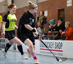 Eine Floorballspielerin mit einem Schläger der Marke UNIHOC.