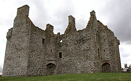 Glenbuchat Castle met de boogjes die de torentjes ondersteunen.