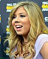 Jennette McCurdy como a agressiva cômica Sam e como Melanie (irmã gêmea de Sam)