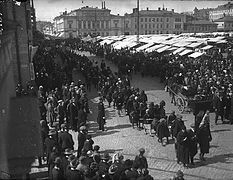 Marssikulkue ohittaa kauppatorin 1930-luvulla.