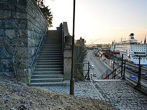 Avsatsen mellan Stadsgårdhissen och Katarinavägen.