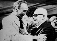 Presidentti Sandro Pertini onnittelee Enzo Bearzotia (vasemmalla) maailmanmestaruudesta.