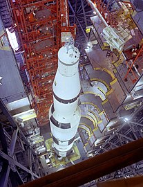 Egy elkészült Saturn V várja, hogy kigördítsék