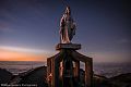 Aurora no Ramelau: a estátua da Virgem Maria repousa sobre o cume.