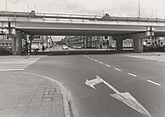 Het Parkwegviaduct met op de achtergrond de Rivierenbuurt in 1976