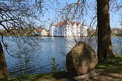 Erinnerungsstein an das Rüdekloster am Schlossteich von Schloss Glücksburg