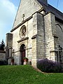 L'église, dressée à l'angle de la place du village, surplombe un peu la rue.