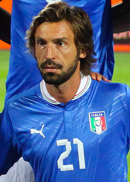 Andrea Pirlo draagt het shirt van het Italiaanse nationale voetbalteam "Squadra Azzurra"