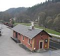 Bahnhofsvorsteherwohnhaus, Güterschuppen mit Schalterraum und Fahrkartenverkauf sowie Stellwerk mit Wasserkran des Bahnhofs Steinbach