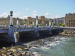 Le pont du Kursaal, à Saint-Sébastien, capitale de la province basque du Guipuscoa et grande ville touristique.