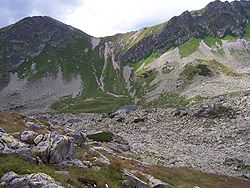 A Sima-hágó kelet felől, a lengyel oldalról (középen fent)