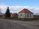 Gutsanlage, bestehend aus Neuem Schloss mit Park, Altem Gutshaus, Kapelle, Wohn- und Wirtschaftsgebäude, acht Wirtschaftsgebäuden, elf Wohngebäuden und Schule