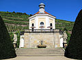 Belvedere, vor dem Unter­bau der Brunnen mit Wasserbecken, davor Skulpturen