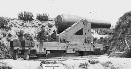 A Confederate 10-inch (254 mm) columbiad on a center pivot mount, similar to the “Demoralizer” in Battery Four at Port Hudson