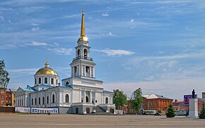 Благовещенский собор и памятник В. И. Ленину на центральной площади Воткинска