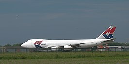 Een Boeing 747-200 van MK Airlines landt op de luchthaven van Oostende