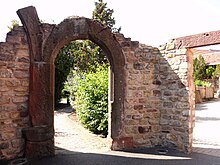 Vestiges d'un arc de portail.