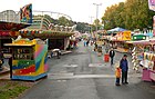 Fahrgeschäfte und Buden bei einem Volksfest