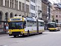 Schweiz: Trolley­bus ohne Kenn­zeichen, hinten ein Diesel­bus mit Kenn­zeichen