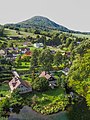 Srbská Kamenice z vyhlídky nad jezírkem, v pozadí Růžovský vrch