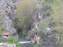 Vista do rio passando pelas montanhas de Albarracín .