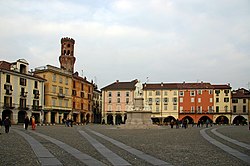 Piazza Cavour và Torre dell’Angelo.