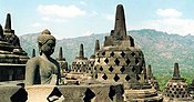 Bouddha et stūpa de Borobudur.