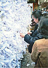 Anudando omikuji en el Santuario de Kasuga.