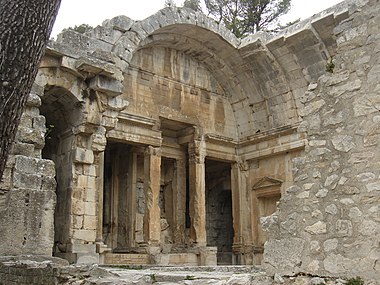 Temple de Diane, Nîmes : voûte en berceau appareillée en rouleaux.