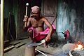 Forgeron au travail dans l'Orissa, en Inde.