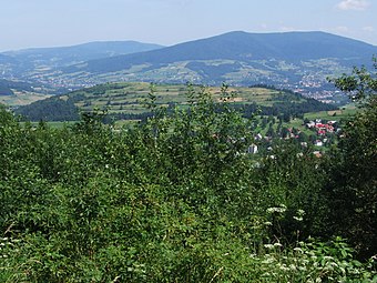 Widok spod krzyża na Potaczkowej. W dole zabudowania Podobina, nad nimi Adamczykowa, u samej góry Lubogoszcz i Beskid Makowski