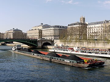 Barge de charbon près du pont Notre-Dame.