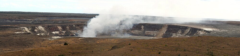 Panorama wulkanu z kraterem Halemaʻumaʻu